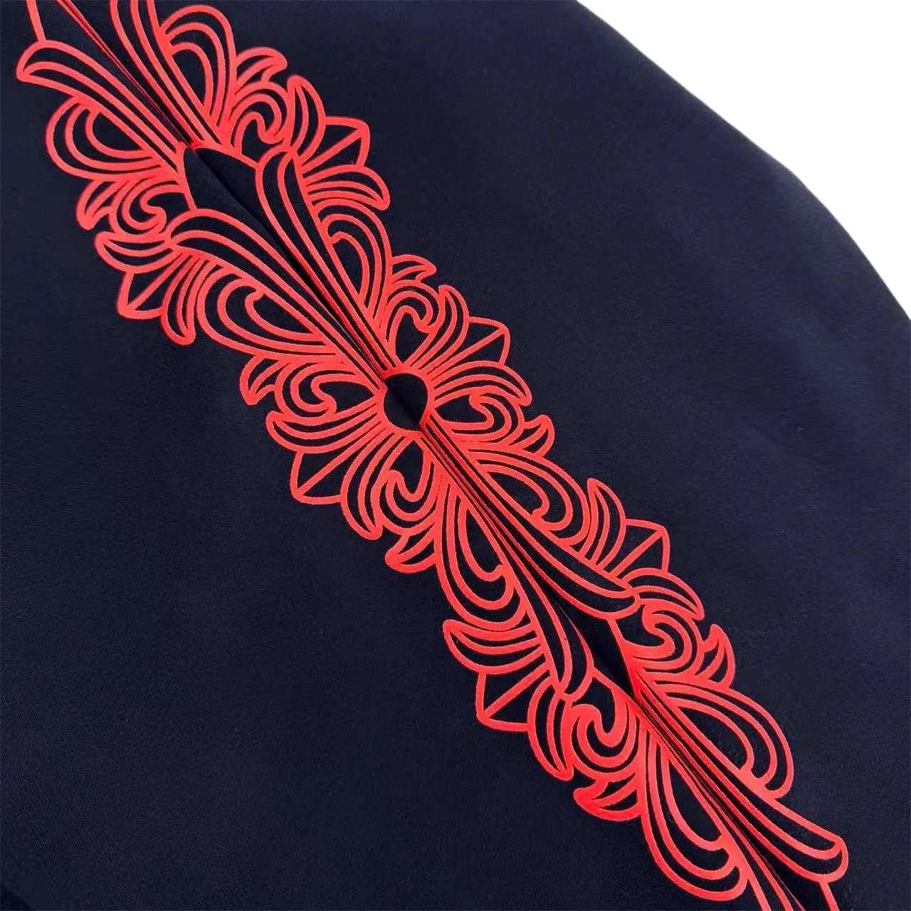 🅿️450 [Exclusive supply] CH Crow Heart Horseshoe Unicorn Arm Hooded Jacket (Blue) The fabric is made of Australian velvet satin technical cotton. It has excellent texture and is comfortable and close to the skin. A touch of midnight navy dip-dyeing, low-key elegance. Three forms of red horseshoe flowers are realistic. Like the trend of flame ink, it naturally blends on rice paper. Control the visual focus. From concrete totems to abstract light spots, whispering that I am the rock oracle of the rules. A rebellious ceremony about wearing and performing, using glue printing. The printing has been modified three times by the film screen. The glue liquid paint is used to print the pattern on the fabric. The fabric is baked to fix the printed pattern. The fabric has been washed. It has a better hand feel and texture. It is not easy to deform, not easy to shrink, not easy to fade, and maintains long-term beauty. Size:S-M-L-XL